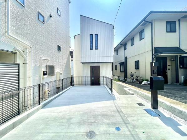 横浜市西区東久保町の新築一戸建の外観|堂々と完成しました！いつでもご案内可能です！
お車でご自宅まで送迎承ります。