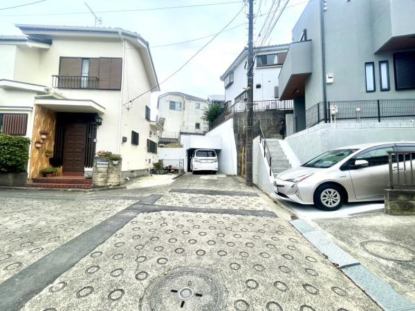 横浜市鶴見区駒岡４丁目の新築一戸建の前面道路含む現地写真|車通りが少ない為、小さなお子様にも安心です。
是非一度、現地へ起こしください。

