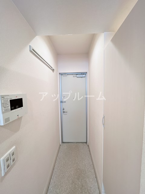 春日井市勝川町２丁目のアパートのエントランス