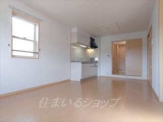 安芸高田市向原町坂のアパートの居間・リビング