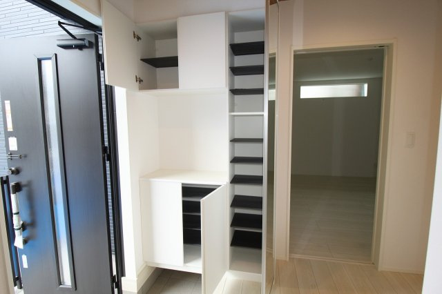 高見町　2号棟　新築戸建　【内覧可能】（全2棟）の収納|玄関収納