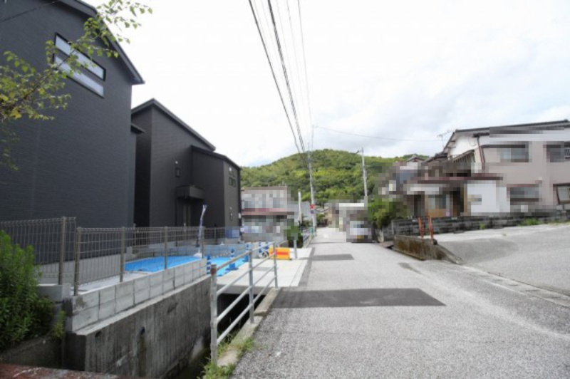 高見町　2号棟　新築戸建　太陽光発電システム【内覧可能】（全2棟）の前面道路含む現地写真