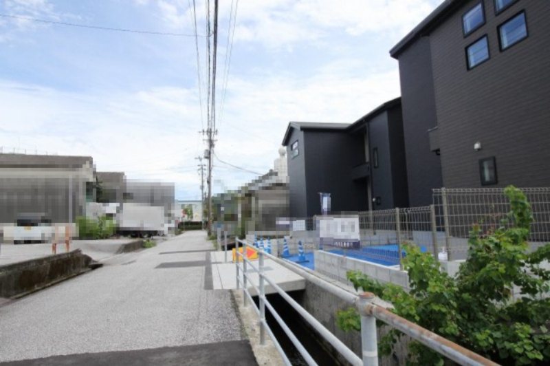 高見町　2号棟　新築戸建　太陽光発電システム【内覧可能】（全2棟）の前面道路含む現地写真