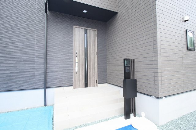 高見町　2号棟　新築戸建　太陽光発電システム【内覧可能】（全2棟）の玄関