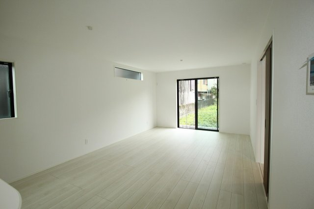 高見町　2号棟　新築戸建　太陽光発電システム【内覧可能】（全2棟）の居間・リビング|LDK　18.0帖