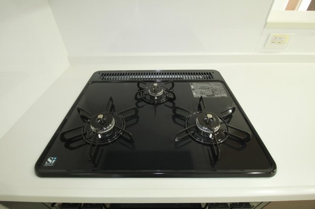 高見町　2号棟　新築戸建　太陽光発電システム【内覧可能】（全2棟）のキッチン|3口コンロ