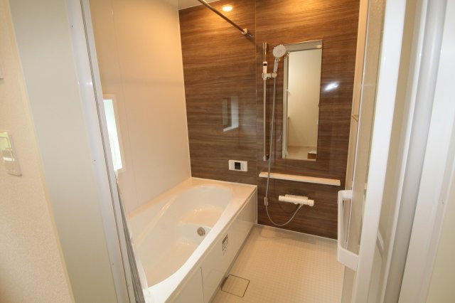 高見町　2号棟　新築戸建　【内覧可能】（全2棟）の浴室