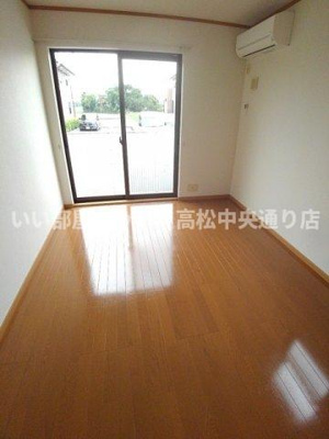 【居間・リビング】 | ロイヤルガーデンハイツＡ