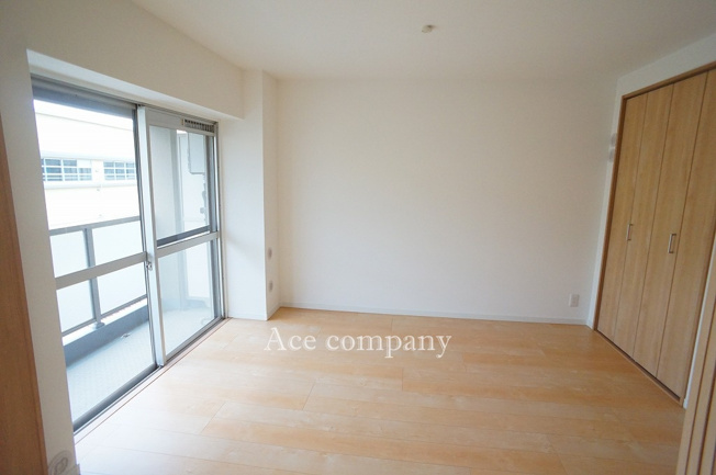 【内装】 | 朝日プラザ小阪A棟 | 【南側：洋室6.5帖】バルコニーに面したお部屋です☆