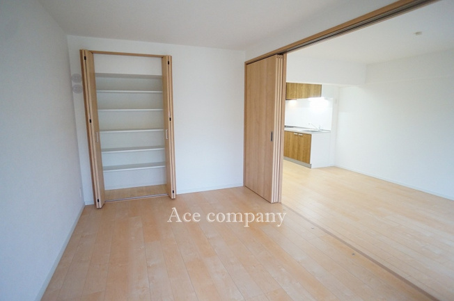 【内装】 | 朝日プラザ小阪A棟 | 【南側：洋室6.5帖】収納完備です♪