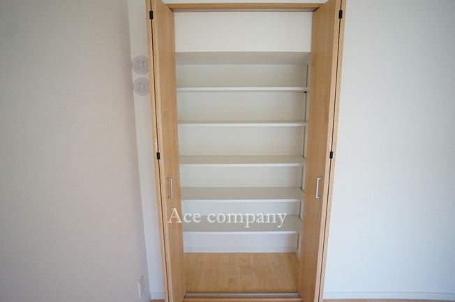 【収納】 | 朝日プラザ小阪A棟 | 【南側：洋室6.5帖】の収納（可動式の棚）です♪