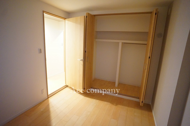 【寝室】 | 朝日プラザ小阪A棟 | 【北側：洋室5帖】収納完備です♪