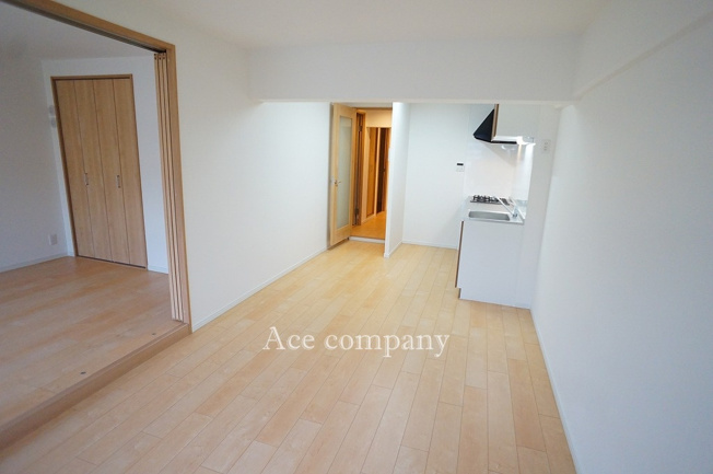 【居間・リビング】 | 朝日プラザ小阪A棟 | 【LDK：約11.5帖】クロス貼替え、床フローリング・CF張替え、水廻り設備一新、建具新調、ハウスクリーニング済みです☆