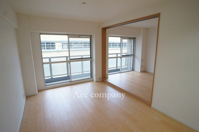 【居間・リビング】 | 朝日プラザ小阪A棟 | 【LDK：約11.5帖】リビングと続き間のお部屋を開放してリビングの拡張ができます♪