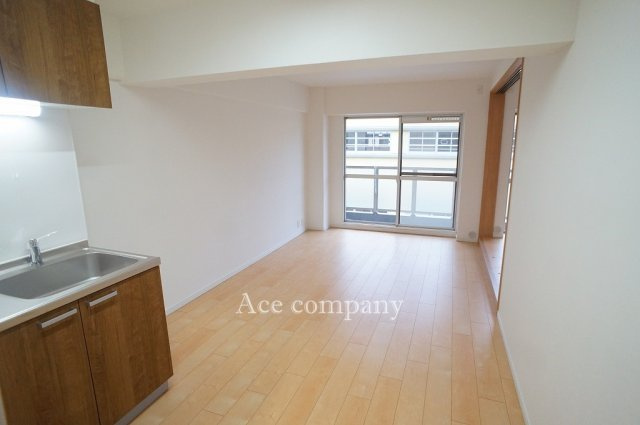 【居間・リビング】 | 朝日プラザ小阪A棟 | 【LDK：約11.5帖】リビング南向きです☆