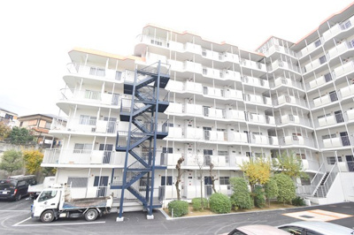 【外観】 | 豊中緑ヶ丘サンハイツD棟 | エイブル売買事業部では、箕面市・豊中市・吹田市・池田市・茨木市・高槻市の北摂エリア全域で、物件のご紹介を致しております。北摂エリアにて購入物件をお探しの際は、当社までお問合せ下さいませ。