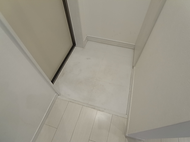 神戸市兵庫区東出町３丁目のアパートの玄関