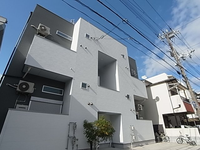 神戸市兵庫区東出町３丁目のアパートの外観