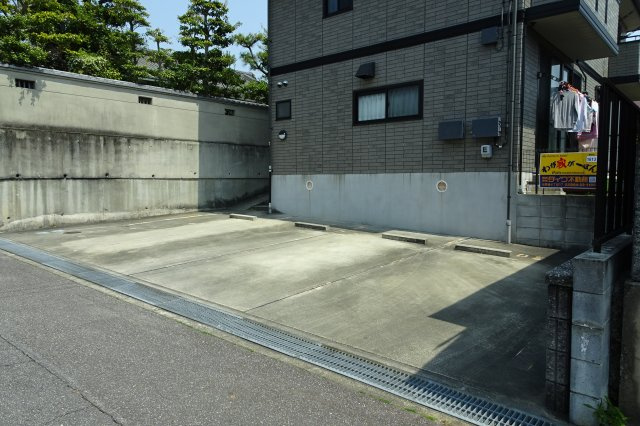 シャンピア吉久Cの駐車場