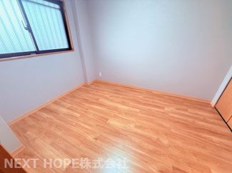 【洋室】 | グローバル伊丹昆陽里 | 玄関横の洋室約5.4帖です♪いつでもご覧いただけます！！お気軽にネクストホープ不動産販売までお問い合わせを！！