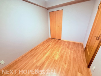 【洋室】 | グローバル伊丹昆陽里 | 玄関横の洋室約5.4帖です♪いつでもご覧いただけます！！お気軽にネクストホープ不動産販売までお問い合わせを！！
