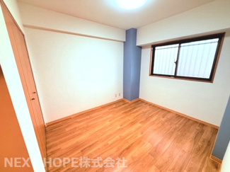 【洋室】 | グローバル伊丹昆陽里 | 玄関横の洋室約5.5帖です♪素敵な室内をぜひ現地でご確認ください！お気軽にネクストホープ不動産販売までお問い合わせを！！