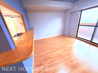 【居間・リビング】 | グローバル伊丹昆陽里 | 南向きバルコニーに面した明るく開放的なリビングです！！ぜひ現地でご覧ください！きっと気に入っていただけます♪