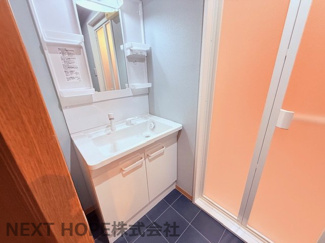 【独立洗面台】 | グローバル伊丹昆陽里 | 新品の洗面化粧台です♪シャワー水栓で使い勝手も良いです！！朝の身支度もゆっくりできますね(^^)