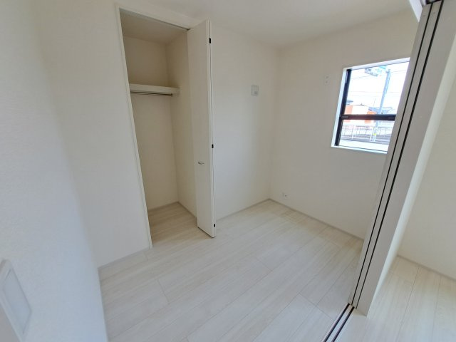 【洋室】 | 新築　伊勢崎市長沼町第4　Livele Garden.S　3号棟 | 現地写真　リビング隣の洋室はお子様の遊び部屋としてもちょうどいいですね♪							
