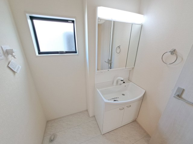 【独立洗面台】 | 新築　伊勢崎市長沼町第4　Livele Garden.S　3号棟 | 現地写真　シャワー付きの洗面台は忙しい朝でも身支度を整えるのにとても便利◎							
