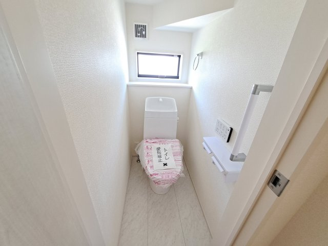 【トイレ】 | 新築　伊勢崎市長沼町第4　Livele Garden.S　3号棟 | 現地写真　節水タイプのウォシュレット付きトイレ、水道料節約に一役買います！							
