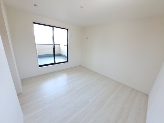 【洋室】 | 新築　伊勢崎市長沼町第4　Livele Garden.S　3号棟 | 現地写真　二面採光で明るく風通しの良い2階洋室♪					
