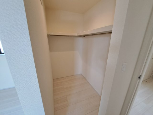 【収納】 | 新築　伊勢崎市長沼町第4　Livele Garden.S　3号棟 | 現地写真　主寝室の大型のウォークインクローゼットは収納ラクラク、お部屋スッキリ♪							
						
						
						
						
