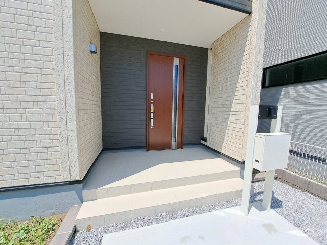 【玄関】 | 新築　伊勢崎市長沼町第4　Livele Garden.S　3号棟 | 現地写真　TVモニター付きドアホンでセキュリティも安心です！
