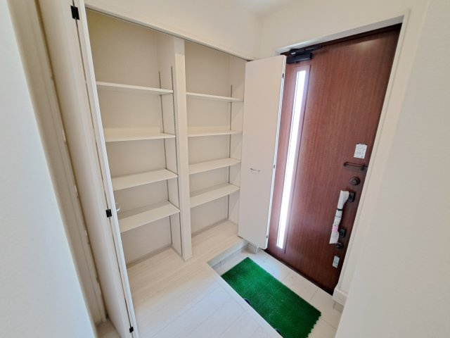 【玄関】 | 新築　伊勢崎市長沼町第4　Livele Garden.S　3号棟 | 現地写真　３０足以上収納できる下駄箱、狭い玄関もスッキリ使用できます。							
