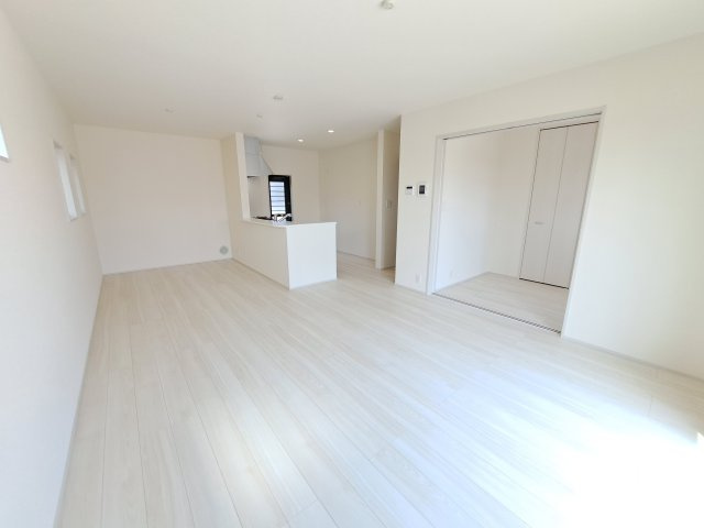 【居間・リビング】 | 新築　伊勢崎市長沼町第4　Livele Garden.S　3号棟 | 現地写真　家族の会話が弾む対面キッチン。お子様の様子も確認できて安心ですね。							
