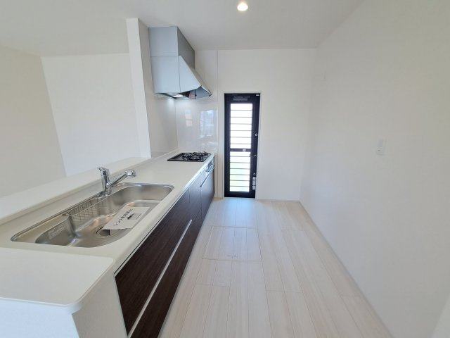 【キッチン】 | 新築　伊勢崎市長沼町第4　Livele Garden.S　3号棟 | 現地写真　間口2550ｍｍで作業スペースも広々！換気扇も汚れが付きにくくお掃除がし易い設計です♪
