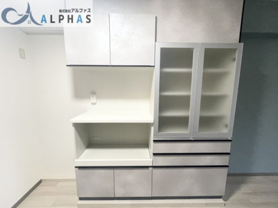 【キッチン】 | ファミール西神戸 | 背面には、大容量のカップボード付きでキッチン周りがスッキリ片付きます♪