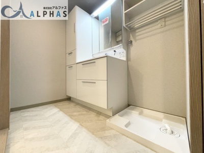 【脱衣所】 | ファミール西神戸 | たっぷりの収納を設けたシャワー付洗面台で快適な暮らしを過ごせます♪