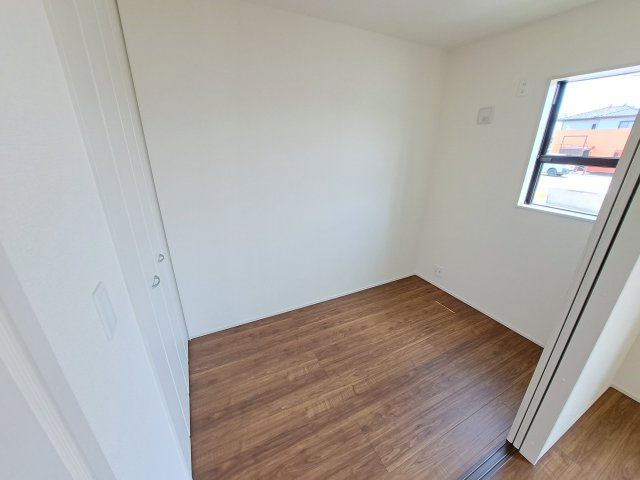 【洋室】 | 新築　伊勢崎市長沼町第4　Livele Garden.S　4号棟 | 現地写真　リビング隣の洋室はお子様の遊び部屋としてもちょうどいいですね♪							
