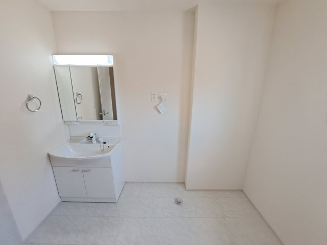 【独立洗面台】 | 新築　伊勢崎市長沼町第4　Livele Garden.S　4号棟 | 現地写真　シャワー付きの洗面台は忙しい朝でも身支度を整えるのにとても便利◎							
