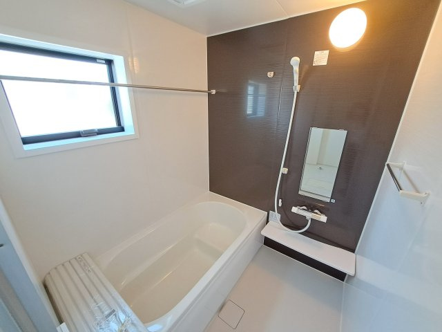 【浴室】 | 新築　伊勢崎市長沼町第4　Livele Garden.S　4号棟 | 現地写真　乾燥・暖房・涼風と充実の内容！お風呂に入る前に暖房をつけておけば、寒い嫌な思いはしません。									
