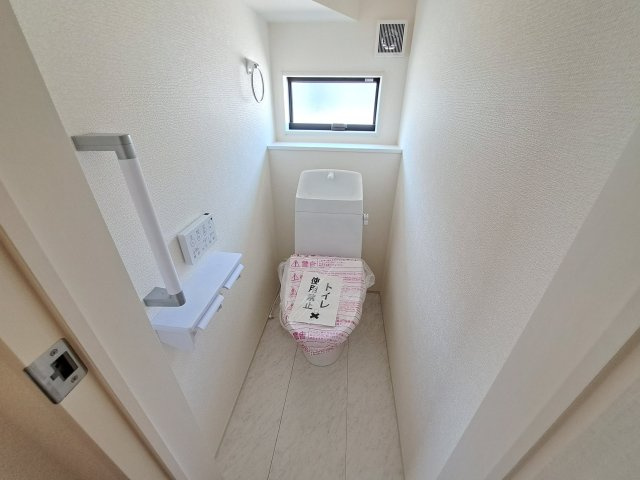 【トイレ】 | 新築　伊勢崎市長沼町第4　Livele Garden.S　4号棟 | 現地写真　節水タイプのウォシュレット付きトイレ、水道料節約に一役買います！							
