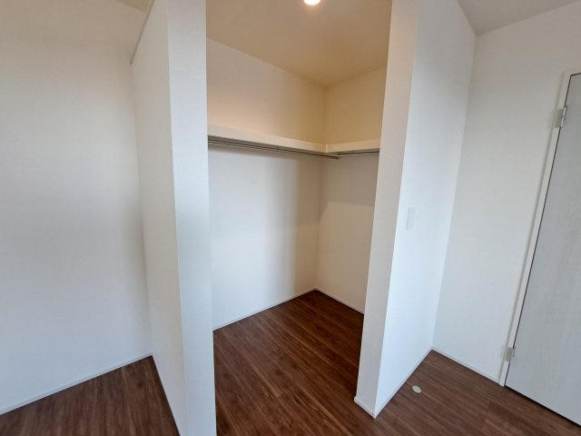 【収納】 | 新築　伊勢崎市長沼町第4　Livele Garden.S　4号棟 | 現地写真　主寝室の大型のウォークインクローゼットは収納ラクラク、お部屋スッキリ♪							
						
						
						
						
