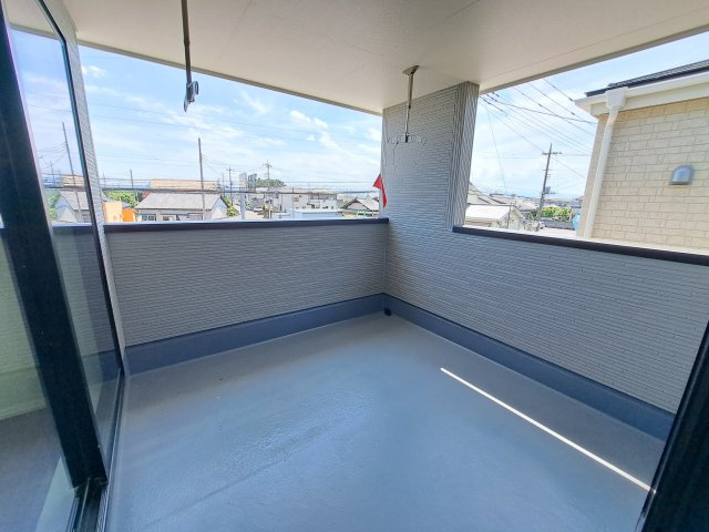 【バルコニー】 | 新築　伊勢崎市長沼町第4　Livele Garden.S　4号棟 | 現地写真　インナーバルコニーで少しの雨なら濡れずにすみます。天気が怪しいけど…という悩みも解消ですね									
