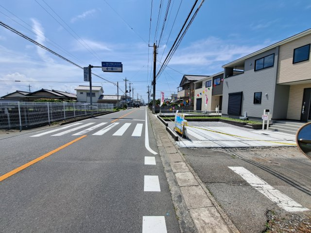 新築　伊勢崎市長沼町第4　Livele Garden.S　4号棟の前面道路含む現地写真|現地写真　南側接道幅員約8.3ｍ　東側接道幅員約4ｍ	
