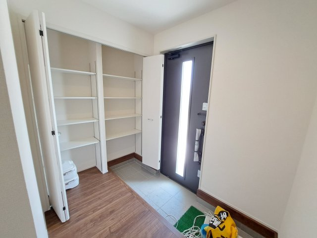 【玄関】 | 新築　伊勢崎市長沼町第4　Livele Garden.S　4号棟 | 現地写真　３０足以上収納できる下駄箱、狭い玄関もスッキリ使用できます。							
