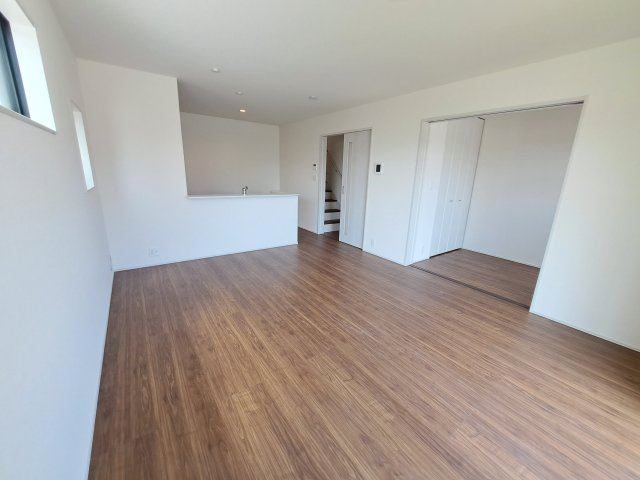 【居間・リビング】 | 新築　伊勢崎市長沼町第4　Livele Garden.S　4号棟 | 現地写真　家族の会話が弾む対面キッチン。お子様の様子も確認できて安心ですね。							
