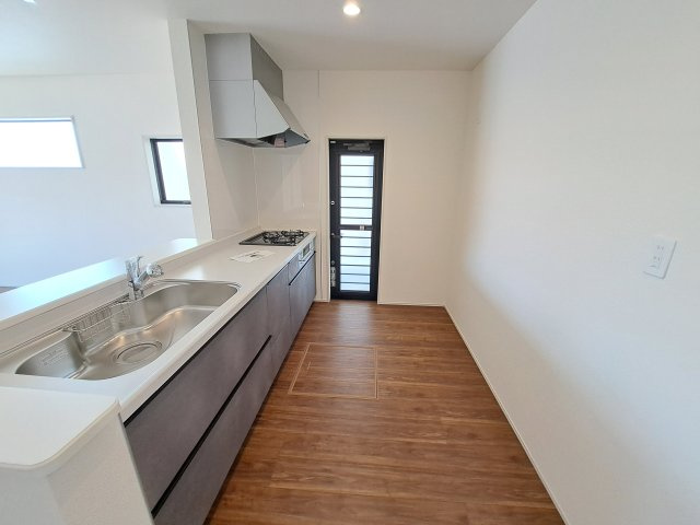 【キッチン】 | 新築　伊勢崎市長沼町第4　Livele Garden.S　4号棟 | 現地写真　間口2550ｍｍで作業スペースも広々！換気扇も汚れが付きにくくお掃除がし易い設計です♪
