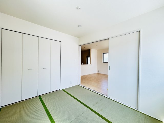 【和室】 | 新築　伊勢崎市長沼町第4　Livele Garden.S　5号棟 | 現地写真　リビング隣の和室はお子様の遊び部屋としてもちょうどいいですね♪							
					
